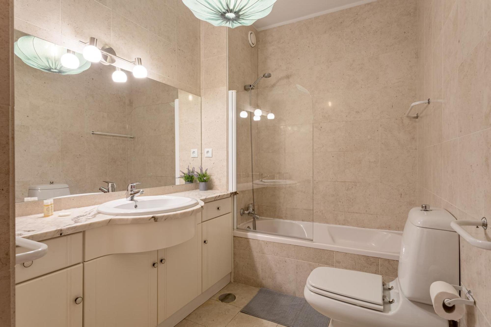 Joivy Stylish City Centre Flat With Parking Мая Екстер'єр фото